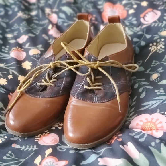 RESTRICTED • Oxford Plaid Shoes - Picture 2 of 5